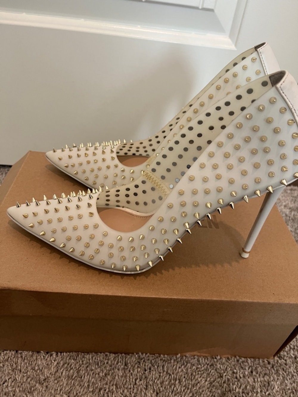Steve Madden Cream Pointed-Toe Stiletto Pumps with Gold Spikes